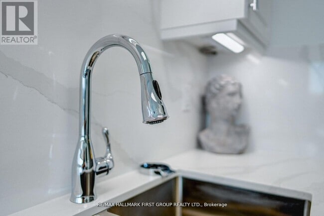 Building Photo - 1000 The Esplanade N