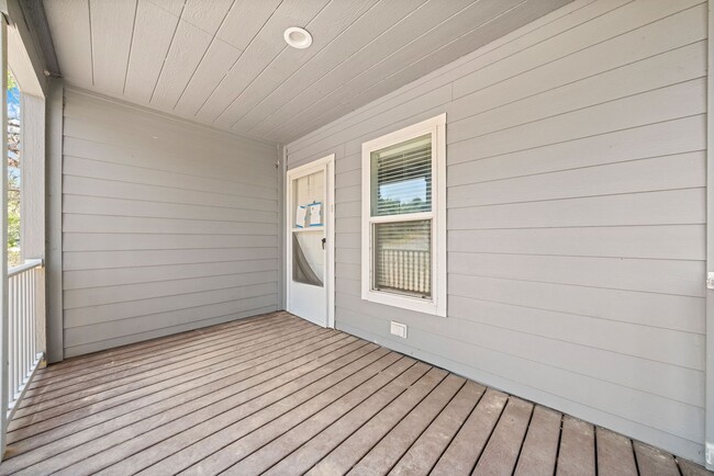 Building Photo - Charming Home Awaits: Spacious & Modern Li...