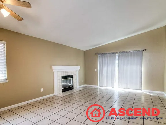 Building Photo - Lovely 3 Bedroom Home Off McCutchen and Ol...