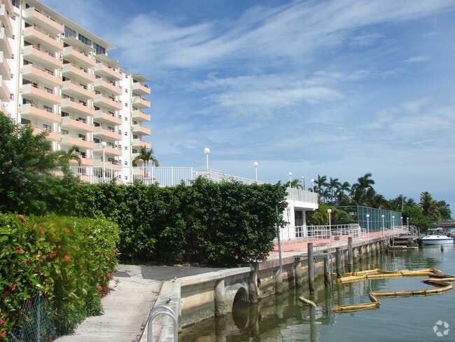 Building Photo - Bayshore Yacht & Tennis Club