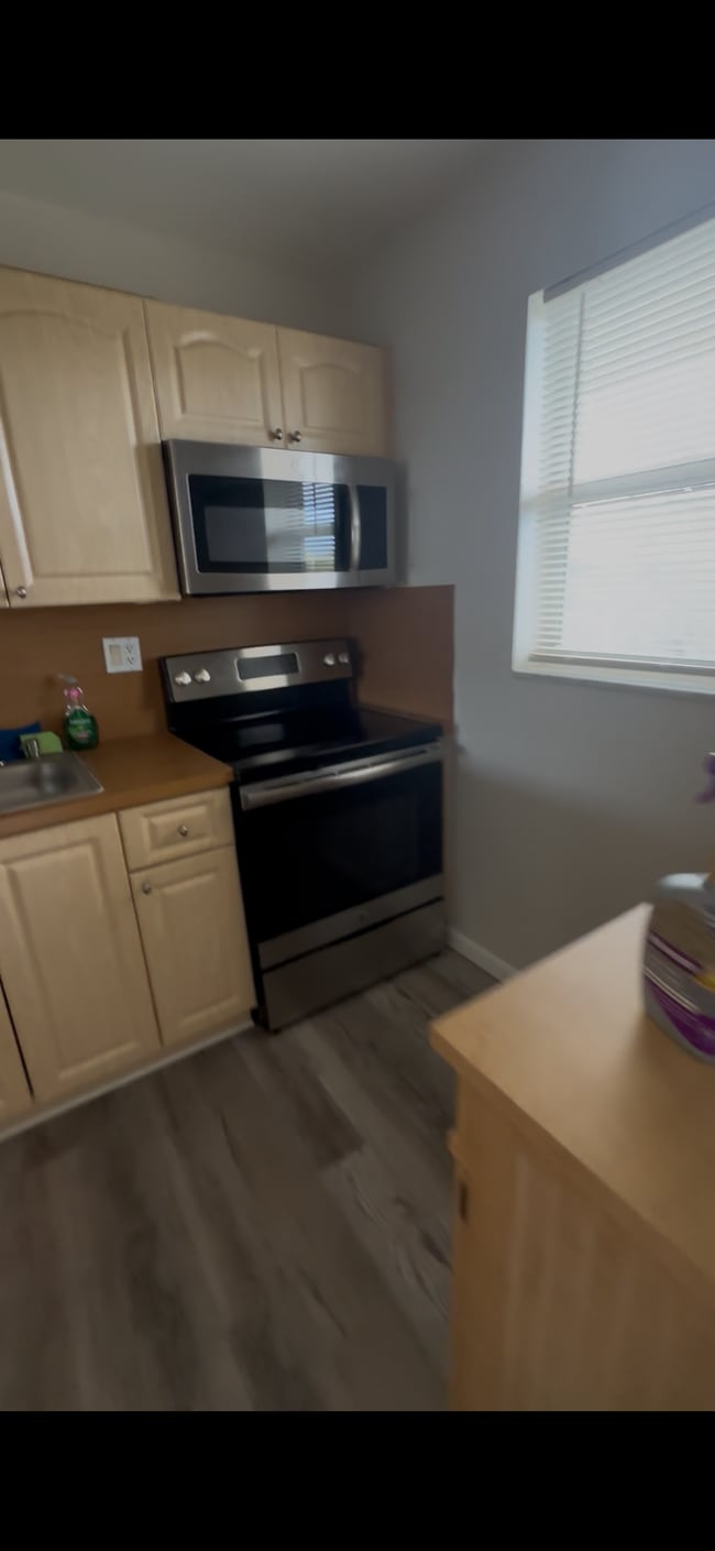 Kitchen - 220 SW 9th Ave