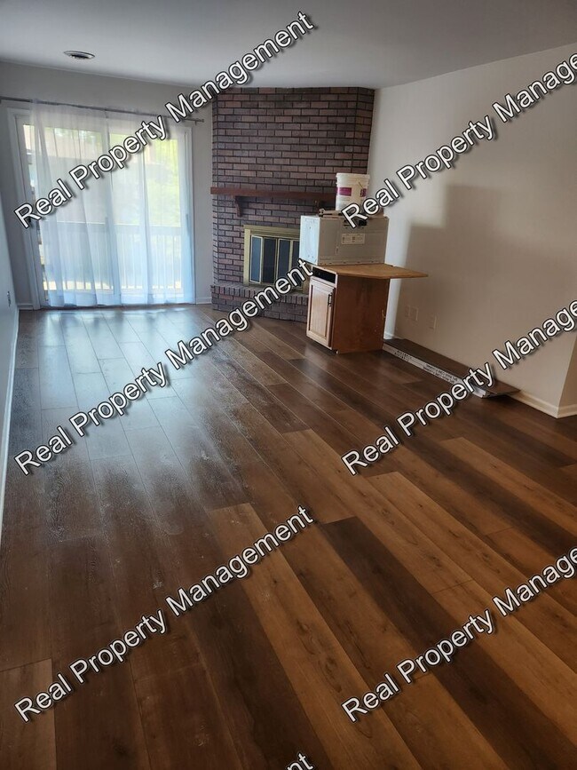 Building Photo - Two Bedroom Highland Condo