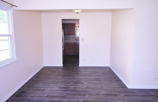 Building Photo - 2022 Redwood Dr