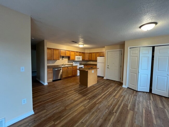 Building Photo - 896 Wescott Square