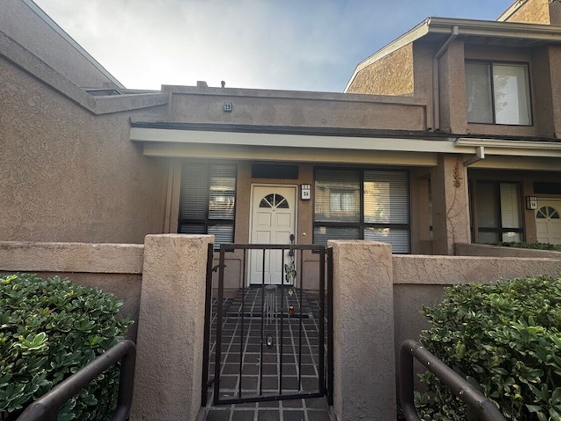 Primary Photo - Serene 2-bedroom Condo in Orange