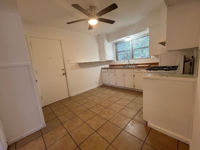 Building Photo - 409 E Lilly Ln