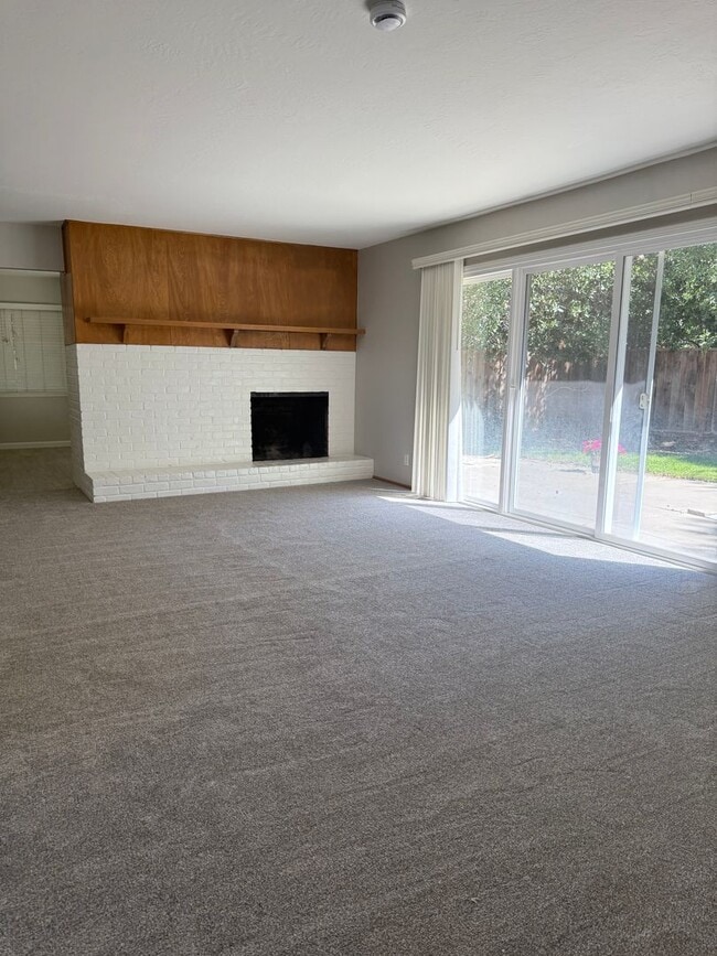 Building Photo - Spacious Waverly Park Home - Open House Fr...