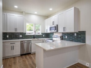 Building Photo - 210 Mockingbird Ln W