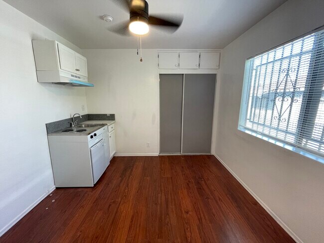 Foto del edificio - 1058 W 111th St
