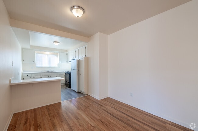 1BR, 1BA - 755SF - Dining Room - Colonial Manor