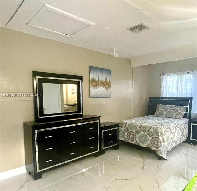 Foto del edificio - 1537 NE 30th Ct