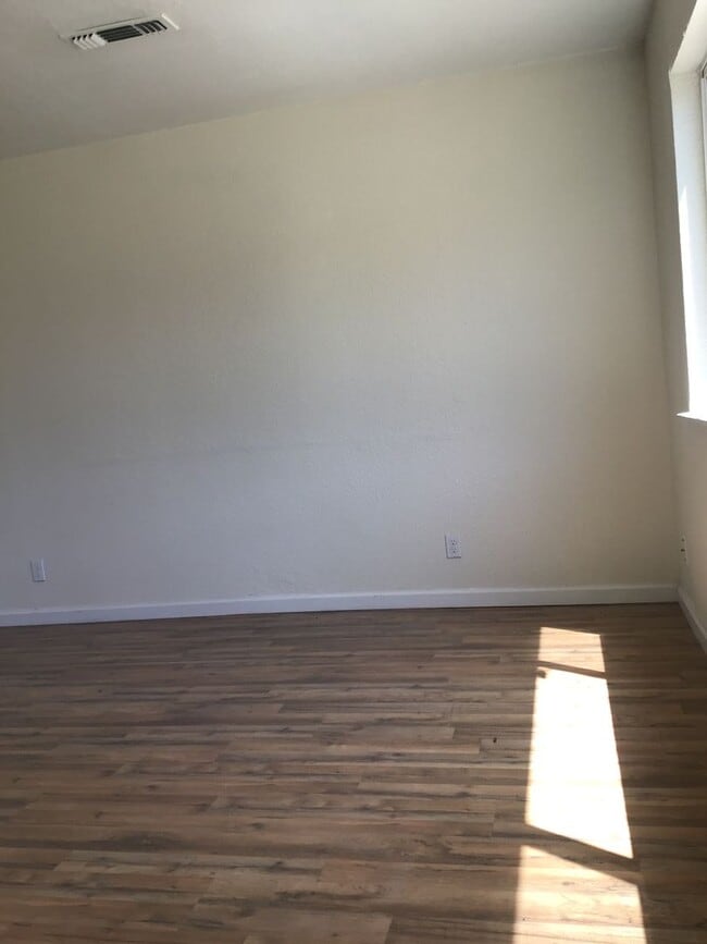 Foto del edificio - Townhouse Available