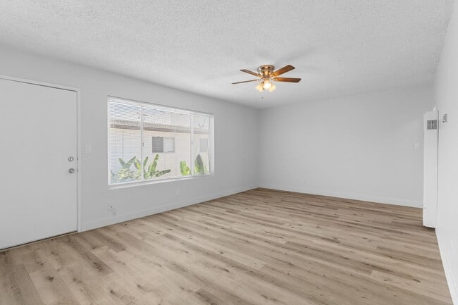 Building Photo - 1050 Gaviota Ave