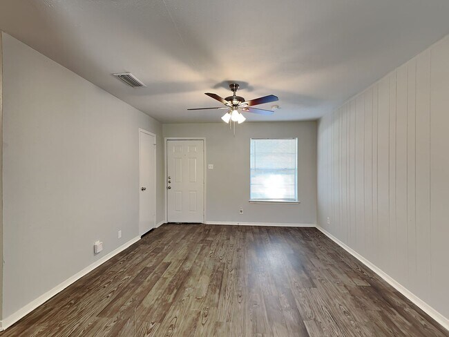 Foto del edificio - Beautiful Single Family Home | 3 BR/1BA | 1 Car-Garage | Fenced Backyard