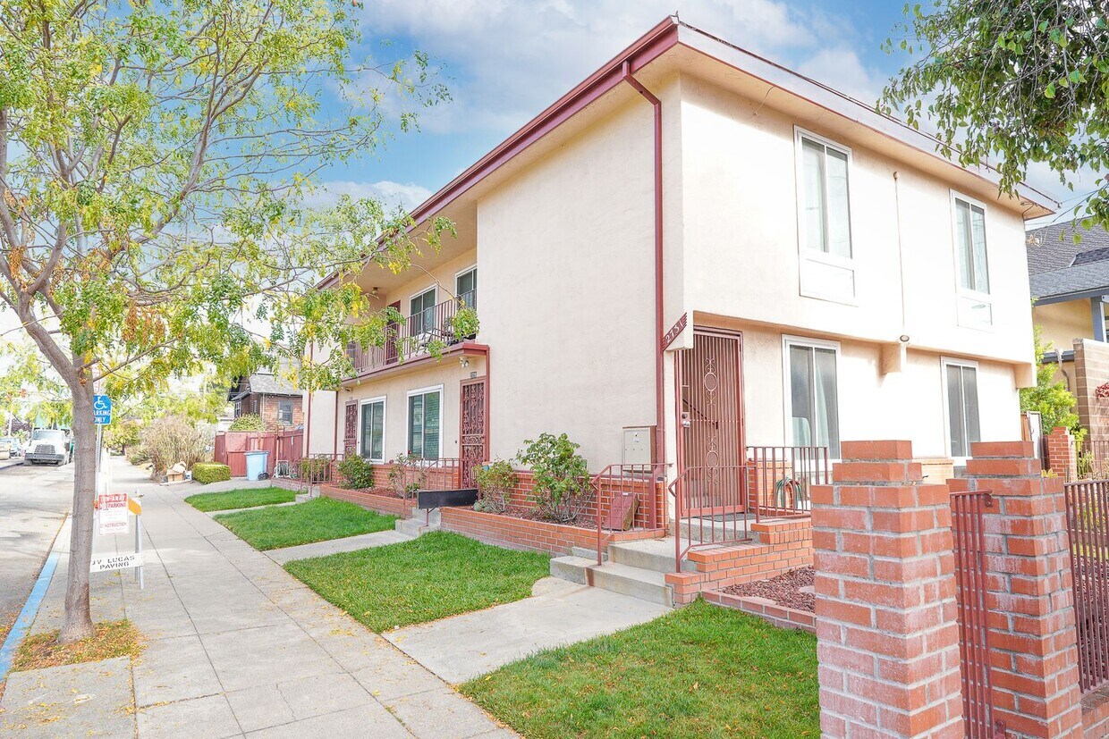 Primary Photo - 2727 McGee Ave