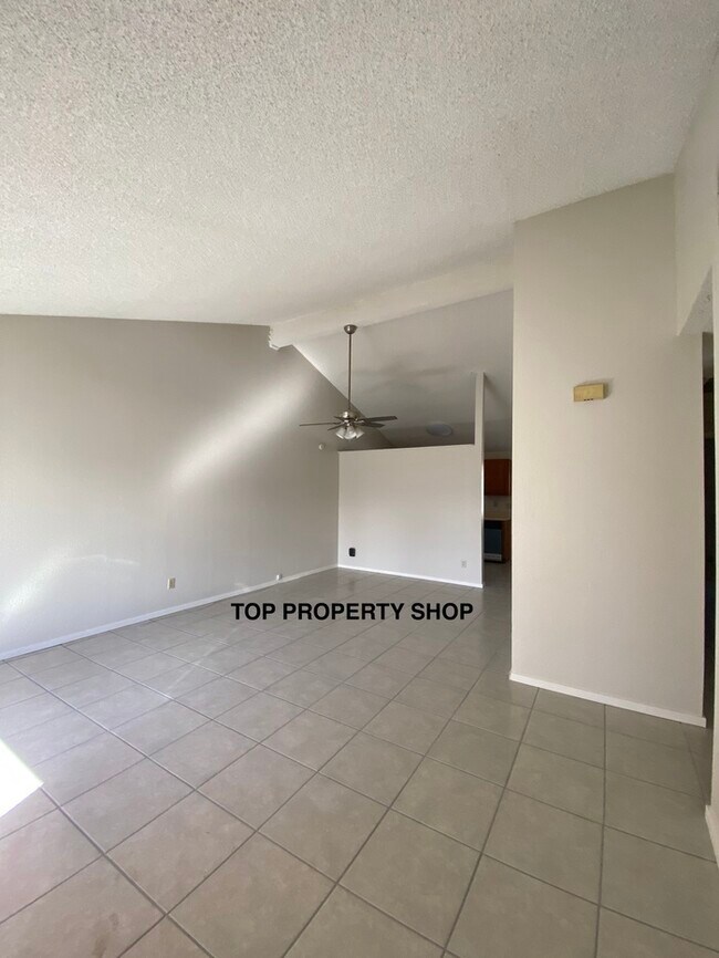 Building Photo - 2 BEDROOM CONDO!