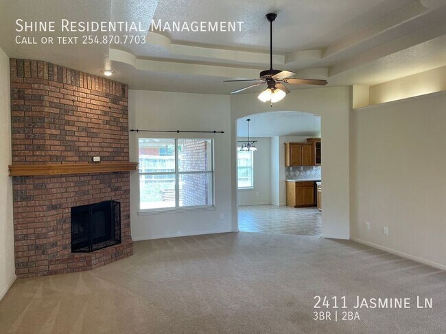 Foto del edificio - 2411 Jasmine Ln
