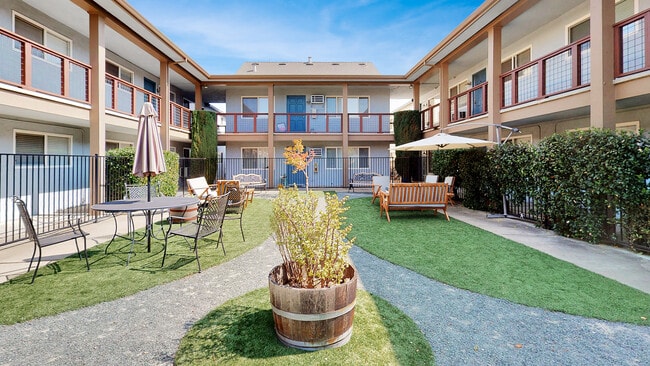 Building Photo - The Courtyard at Poet's Corner