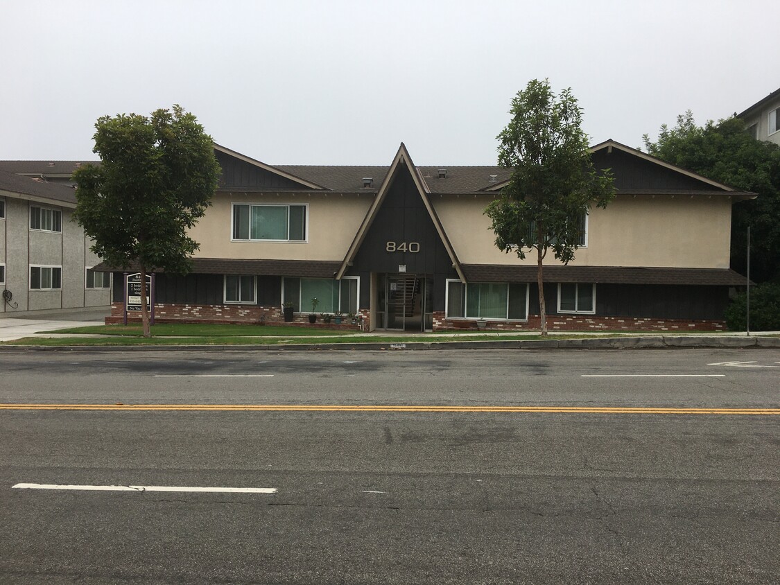 Building Photo - 840 Main St
