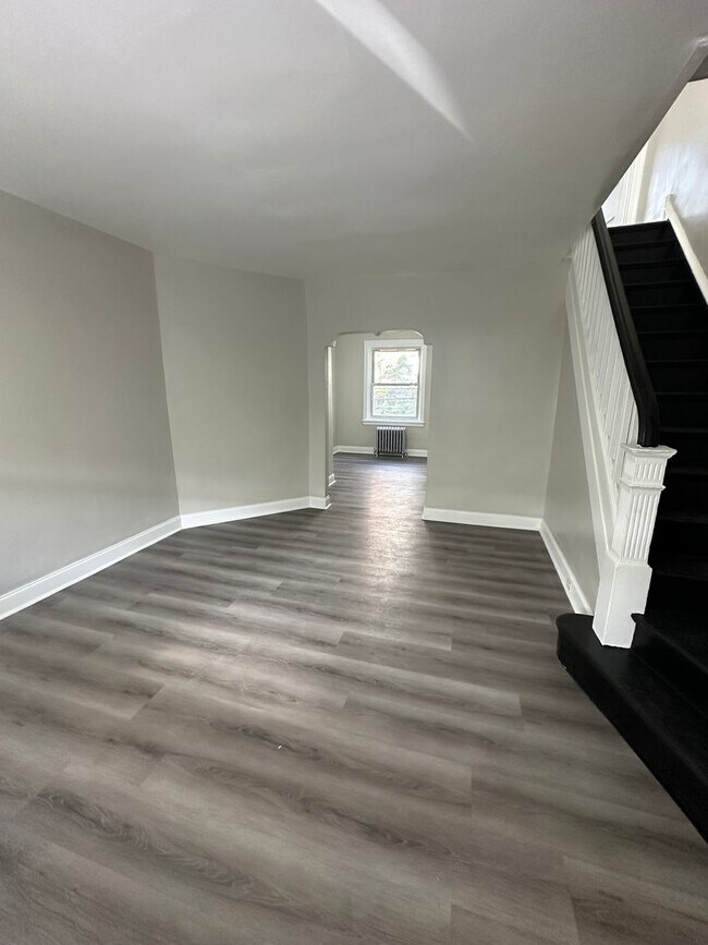 Building Photo - Newly Renovated 3 Bed/1 Bath Rowhome