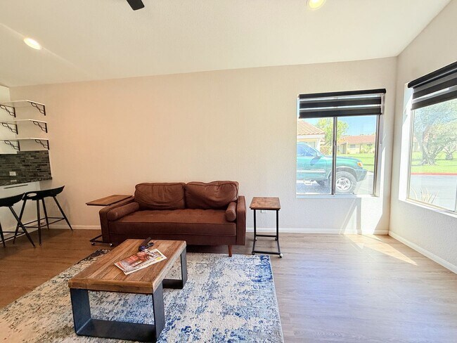 Building Photo - AVAILBLE NOW !! Recently UPDATED 2 Bedroom...