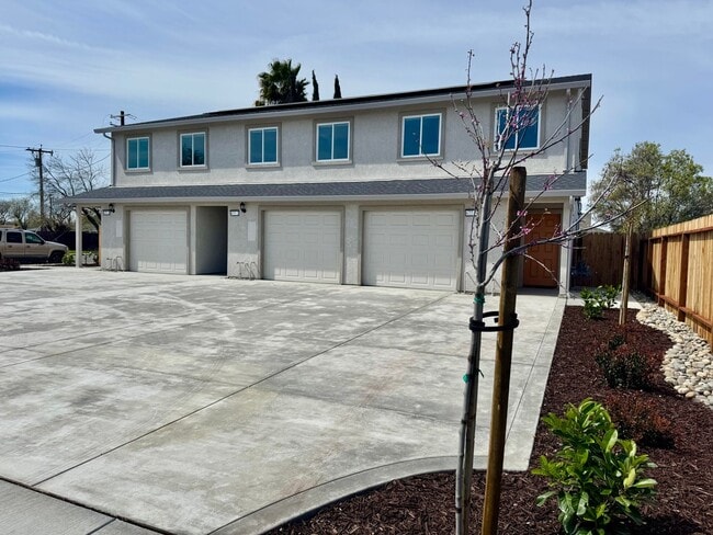 Building Photo - Stunning New Build 3-Bedroom, 2.5-Bath Triplex Apartment for Rent