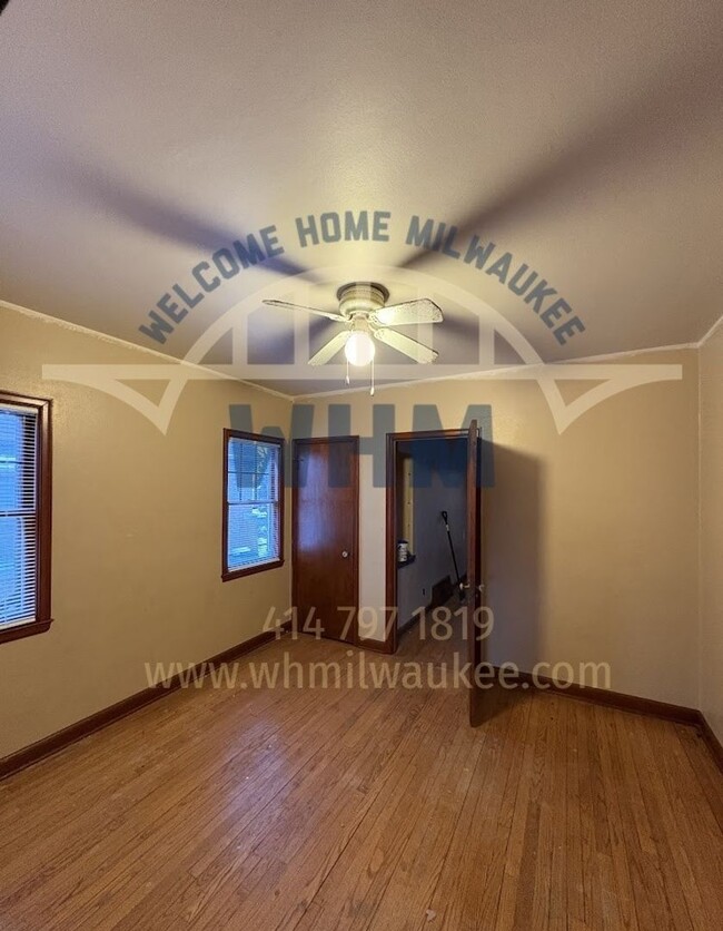 Building Photo - Apply Now! Lovely 2 Bedroom Lower Unit in ...