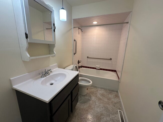 Building Photo - 712 Geyer Ave