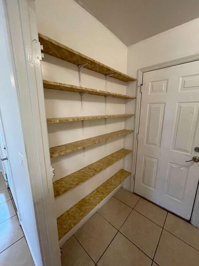 Foto del edificio - 215 Woodbridge Rd