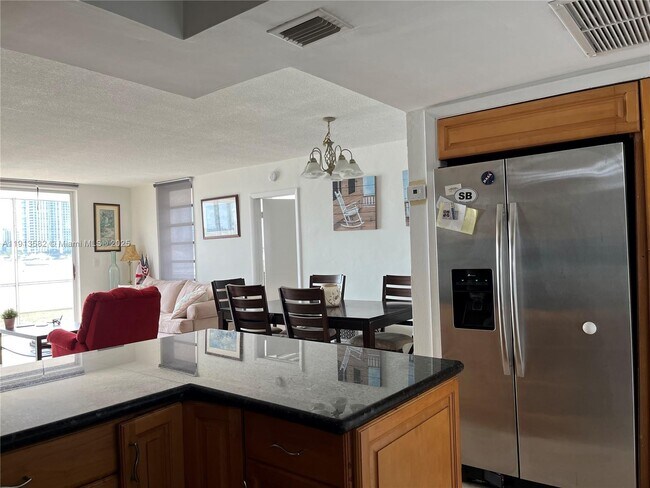 Building Photo - 2920 Point E Dr