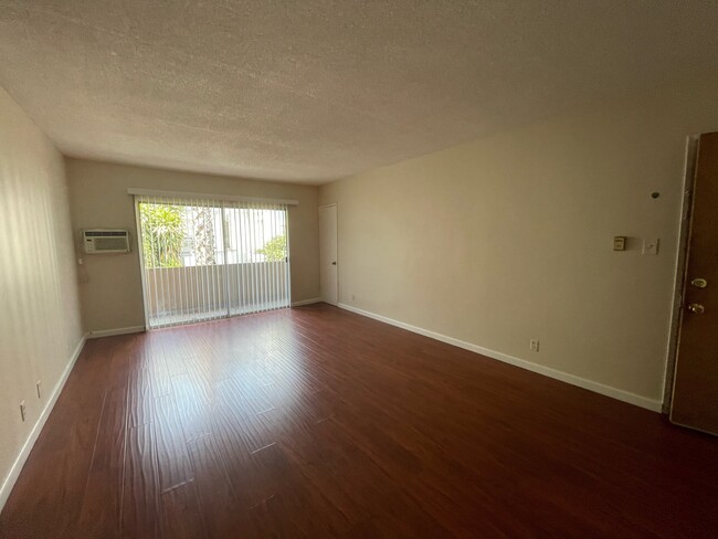 Building Photo - 422 S Kenmore Ave
