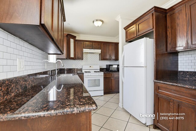 Building Photo - 1614 W 39th Pl