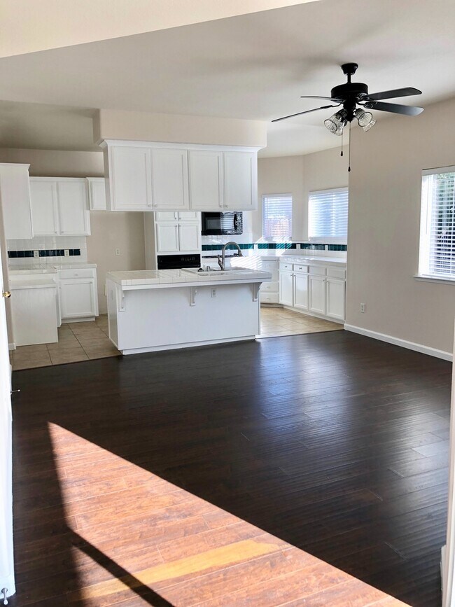 Foto del edificio - Spacious 5 Bedroom Near Clovis North