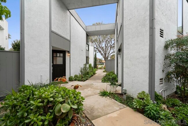 Building Photo - 909 Olive Ave