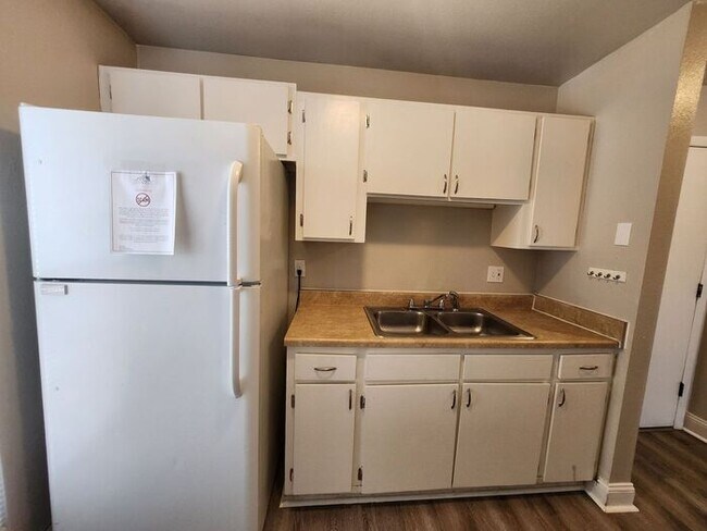 Foto del edificio - Updated 2-Bed, 1-Bath Apartment – On-Site Laundry | Move-In Special: Get 50% Off Your First Month...