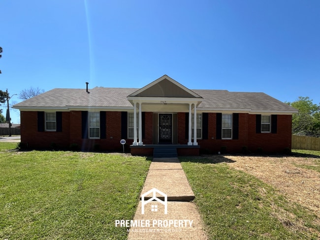 Spacious 3BR/2BA Whitehaven Home | 1,700+ SQ FT, Hardwood & Brick Fireplace - Spacious 3BR/2BA Whitehaven Home | 1,700+ SQ FT, Hardwood & Brick Fireplace