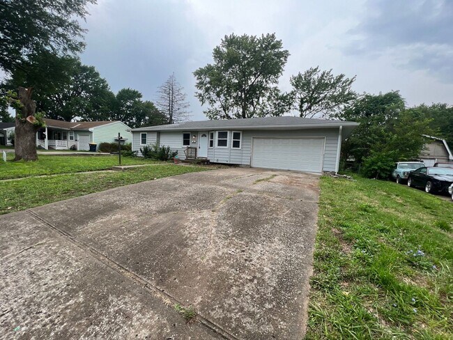 Building Photo - Coming soon! Beautiful Three Bedroom in Ra...