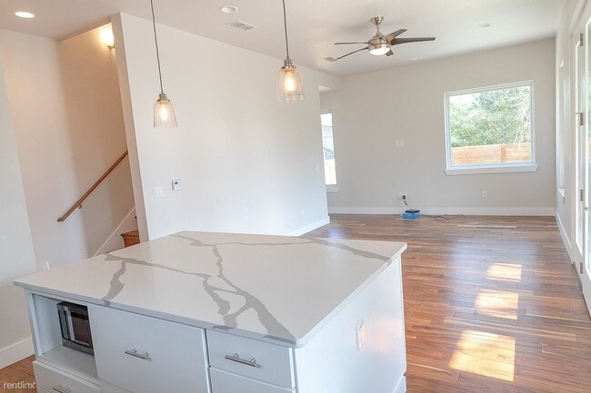 Building Photo - 3 br, 3 bath Duplex - 2509 Del Curto Rd A A
