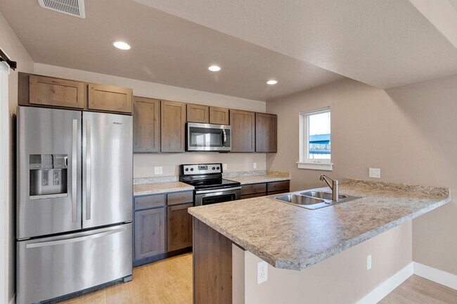 Foto del edificio - 3 Bed 2.5 Bath Townhome With Garage | $2,600 Monthly