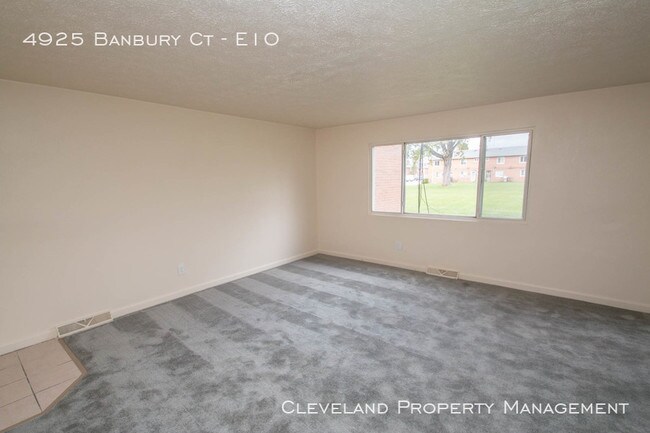 Building Photo - Renovated Warrensville Hts Townhome
