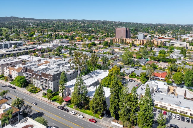 Building Photo - 5405 Lindley Avenue