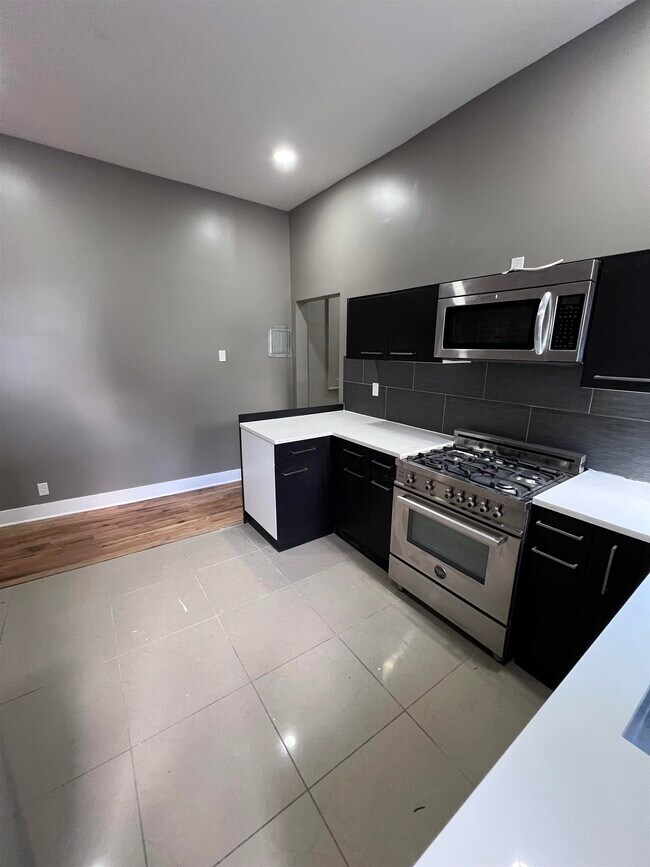 Foto del edificio - 155 Midland Ave