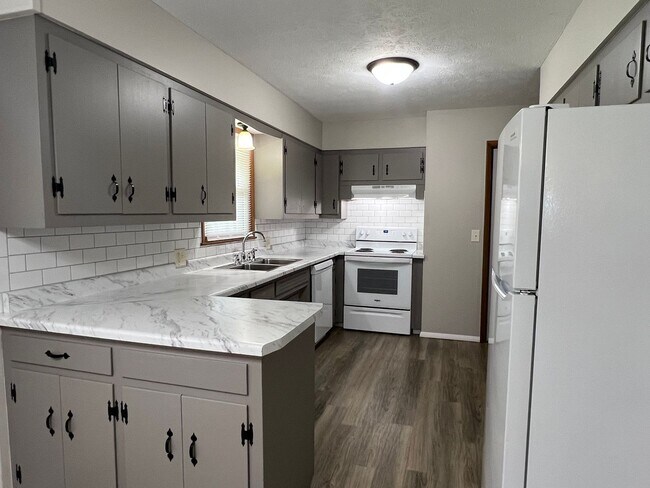 Building Photo - Well-Maintained 3 Bed / 2 Bath near Mercy Hospital