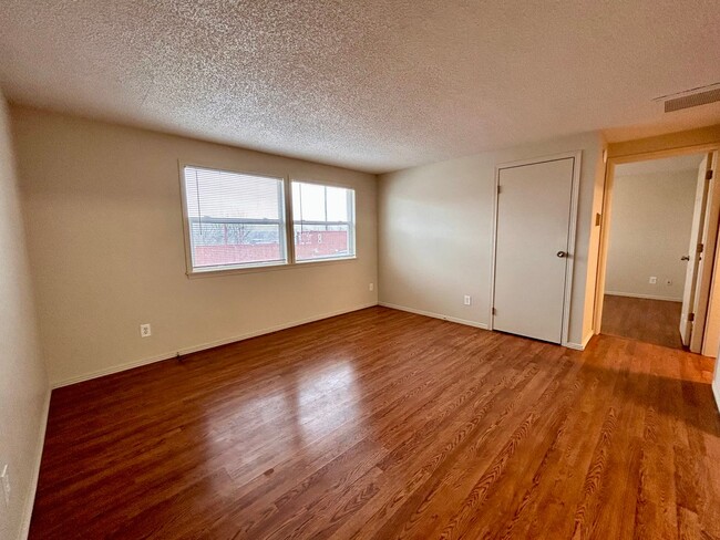 Building Photo - $0 DEPOSIT OPTION. COZY 2-BEDROOM CONDO WI...