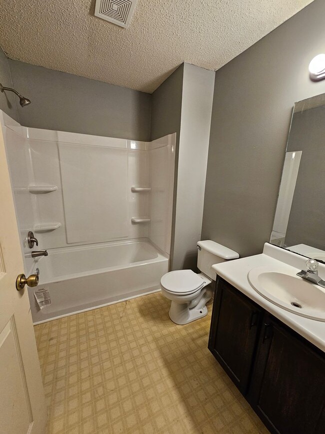 Building Photo - 2 BR 2 bath townhome