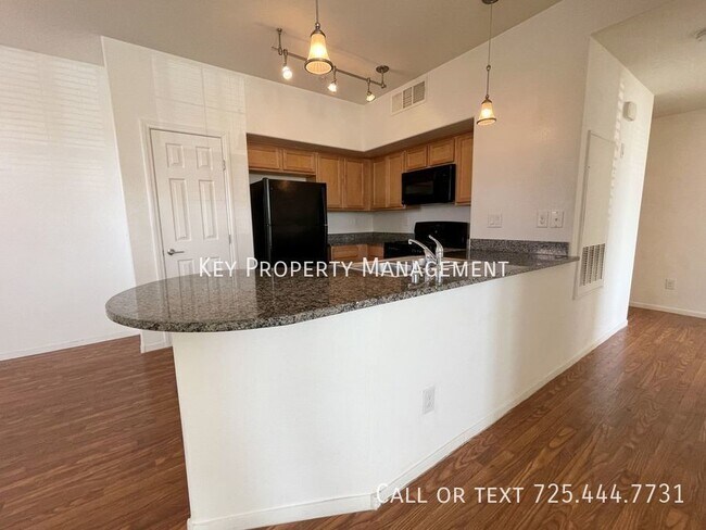 Foto del edificio - 3 BEDROOM 2 BATH CONDO W/DETACHED GARAGE N...