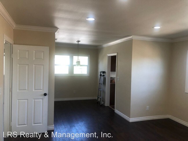 Building Photo - 12707 Oxnard St