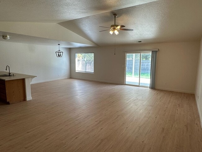 Foto del edificio - 2923 W Jerome Ave