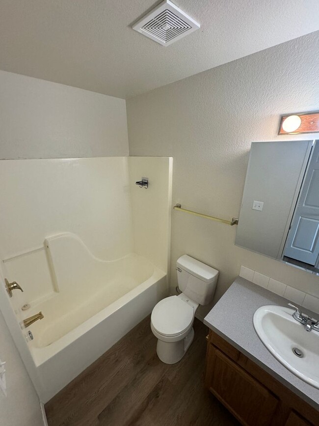 Building Photo - d2233