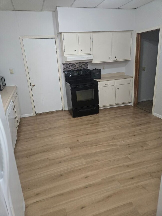 Foto del edificio - Characteristic 3-Bedroom Home with Dual Ga...